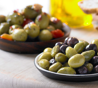 Seasoned moroccan olives and sumac